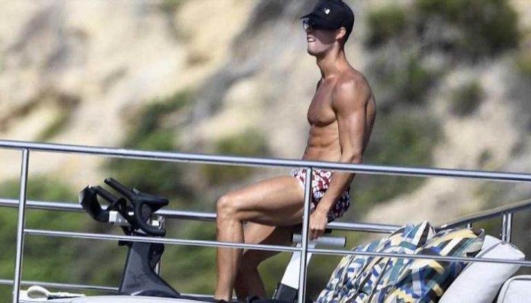 كريستيانو رونالدو في اليخت الخاص به ليونيل ميسي في فرح خوردي آلبا