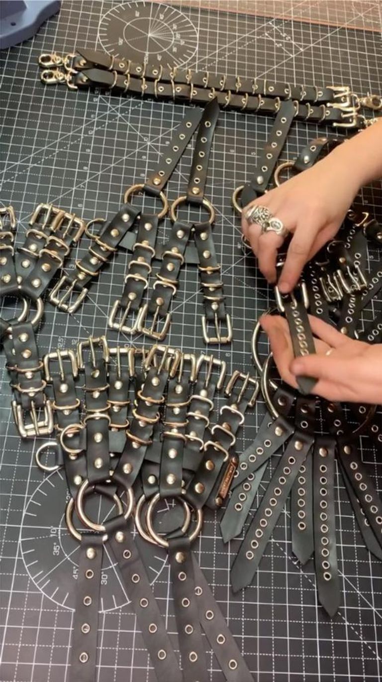 مجموعة من أعمال جي مارتن المصنوعة من المطاط