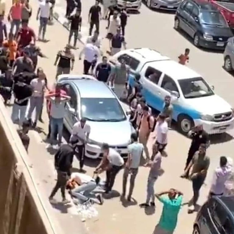 المارة يتجمعون في موقع الجريمة عقب ارتكابتها