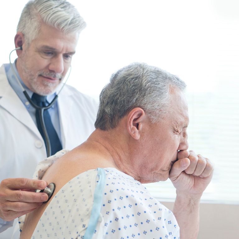 مريض سرطان الرئة يخضع لتشخيص طبي