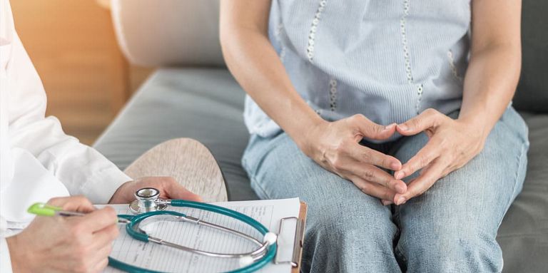 سيدة تتألم بسبب التهاب المسالك البولية