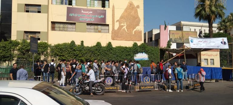 توافد طلاب الثانوية العامة 2022 في مصر على إحدى اللجان