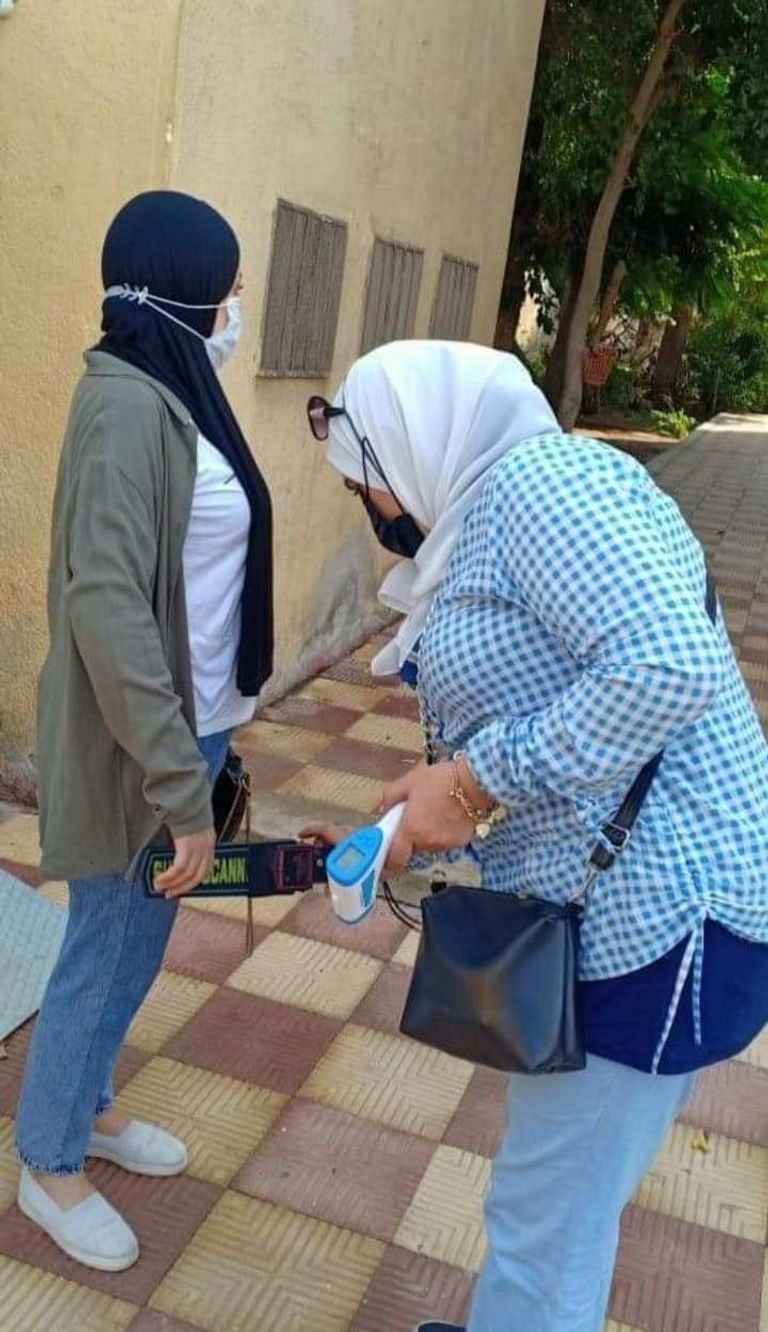 توافد طلاب الثانوية العامة 2022 في مصر على إحدى اللجان
