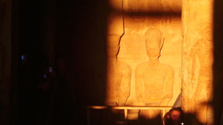 لحظة تعامد الشمس على أحد المواقع الأثرية بمصر