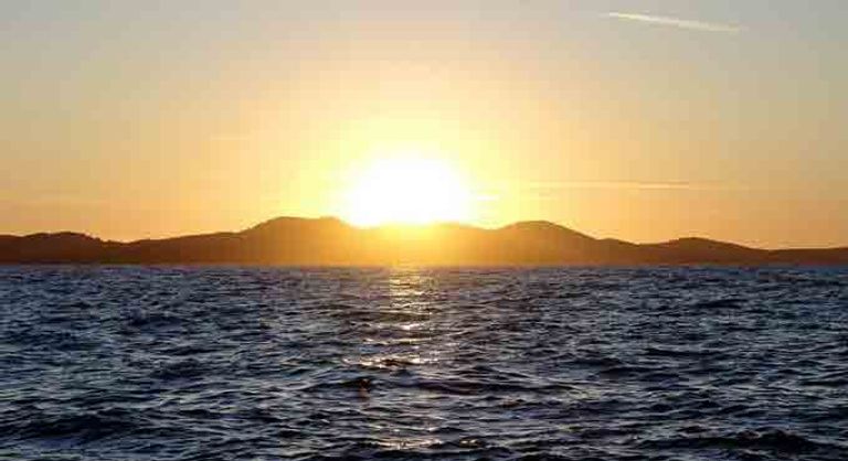 الشمس تشرق في يوم الانقلاب الصيفي من أقصى الشمال الشرقي- أرشيفية