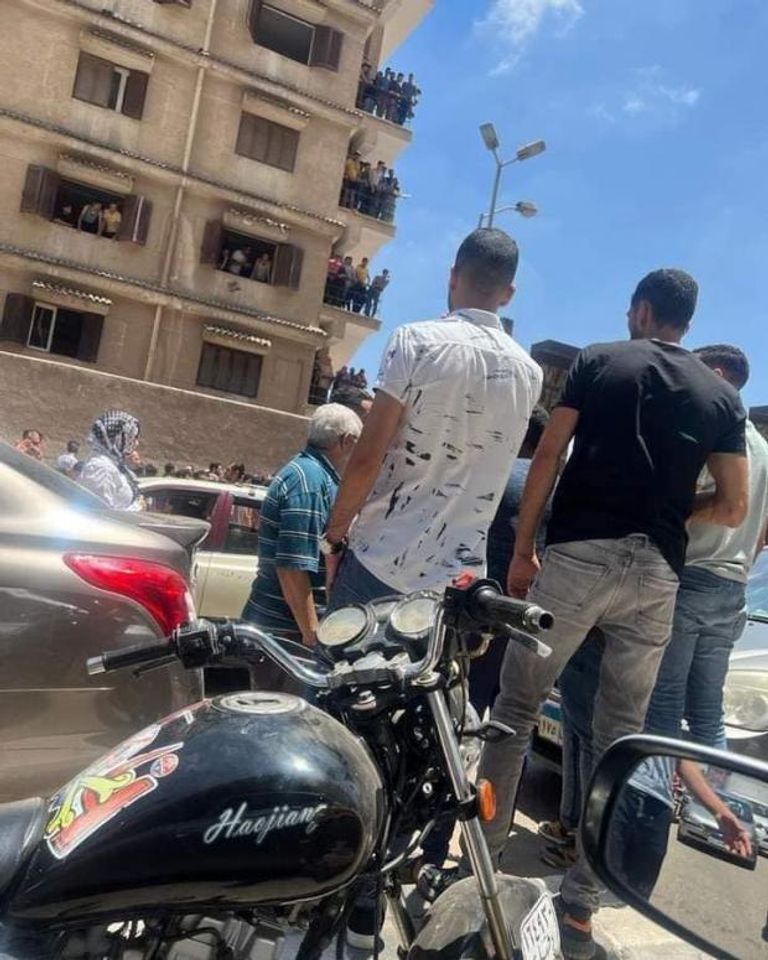 تجمهر المصريين في مكان حادث جريمة مقتل طالبة المنصورة طالبة المنصورة أمام الجامعة بعد طعنها