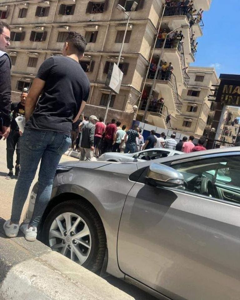تجمهر المصريين في مكان حادث جريمة مقتل طالبة المنصورة طالبة المنصورة أمام الجامعة بعد طعنها