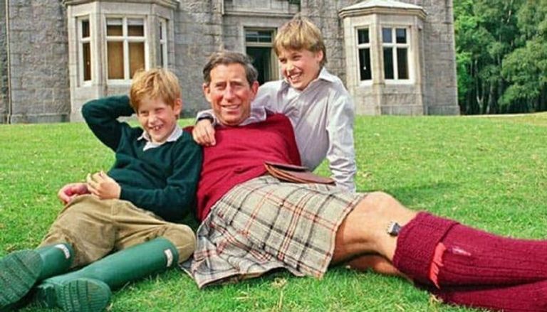 الأمير تشارلز يجلس على العشب مع أبنائه- أرشيفية