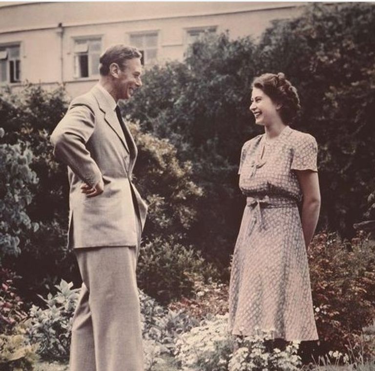 الأمير تشارلز يجلس على العشب مع ابنيه - أرشيفية