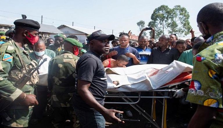 جنود كونغوليون يستلمون جثة جندي قتل في رواندا