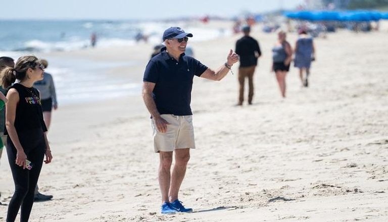 الرئيس الأمريكي أثناء تجوله على الشاطئ