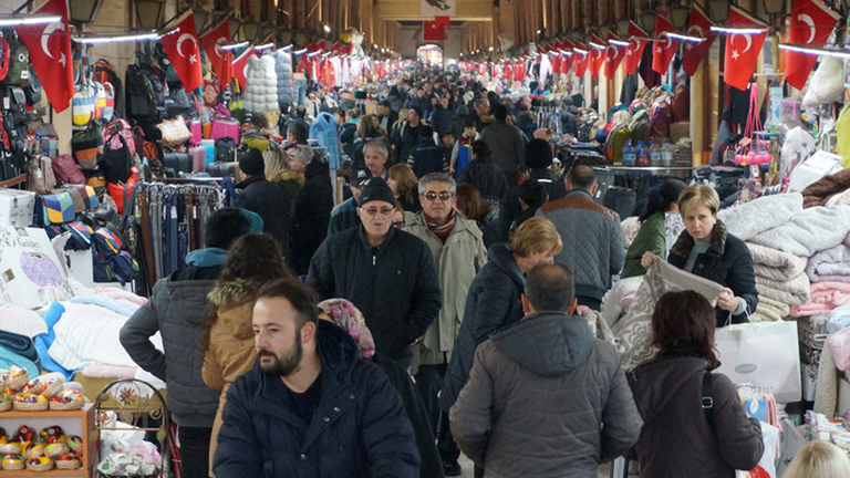 سياح أجانب يلتقطون صورًا تذكارية بإسطنبول