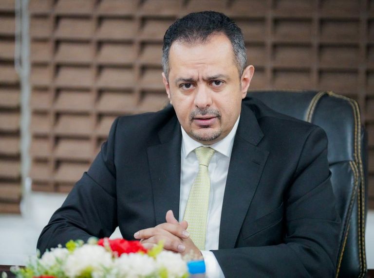 رئيس الوزراء اليمني معين عبدالملك خلال اجتماعه بقيادة البنك المركزي الريال اليمني