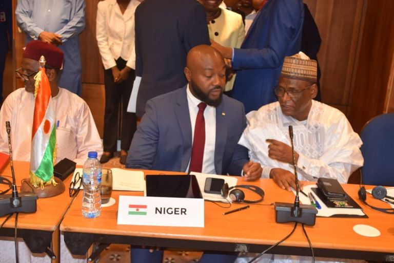 وزير الطاقة النيجر خلال الاجتماع الثلاثي وزراء الطاقة في الجزائر ونيجيريا والنيجر
