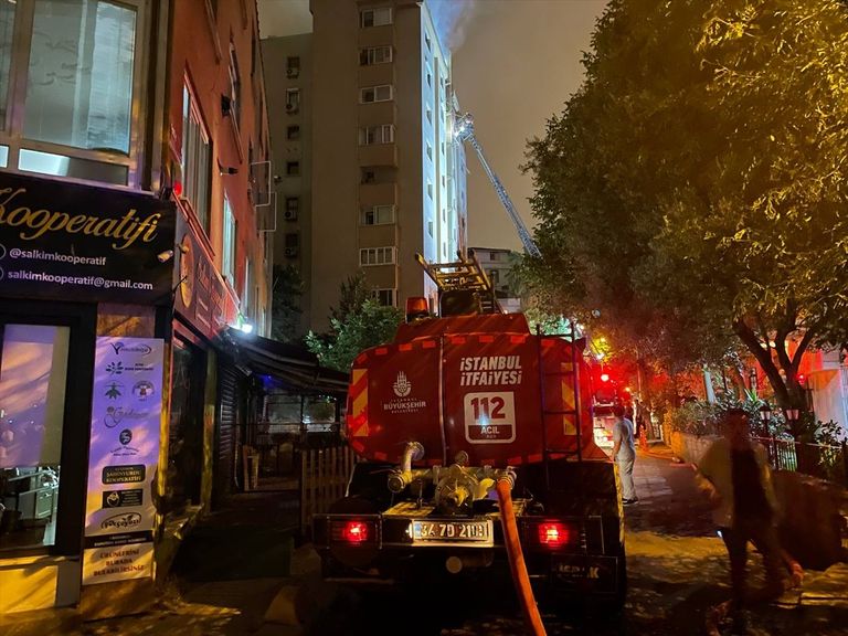 النيران مشتعلة في البناية