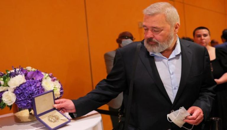الصحفي الروسي دميتري موراتوف يحمل ميدالية الجائزة 