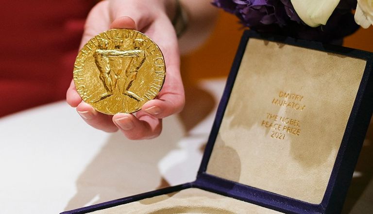 الصحفي الروسي دميتري موراتوف يحمل ميدالية الجائزة