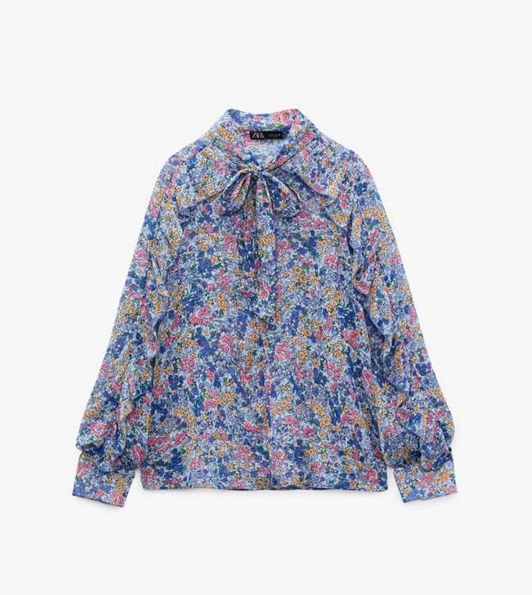 البلوزة ذات الطبعات الهندسية من أحدث صيحات بلوزات صيف 2022