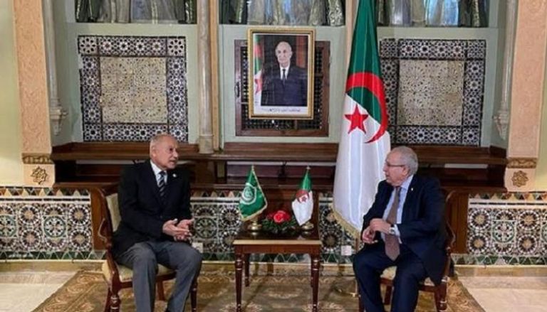 مباحثات بين وزير الخارجية الجزائري وأمين عام الجامعة العربية