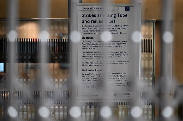 ركاب ينزلون من قطار في محطة واترلو بلندن