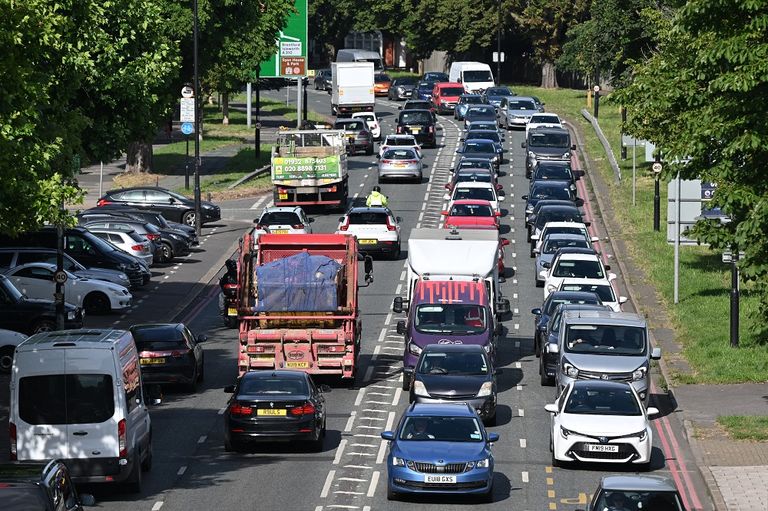 ركاب ينزلون من قطار في محطة واترلو بلندن