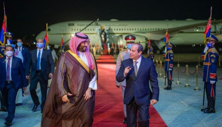 السيسي يستقبل محمد بن سلمان في مطار القاهرة 