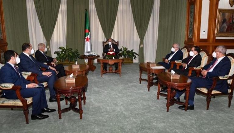 جانب من استقبال الرئيس الجزائري لأمين جامعة الدول العربية