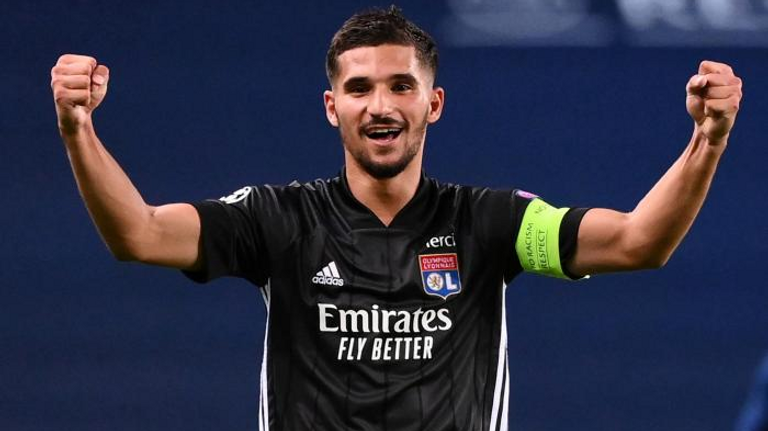 حسام عوار نجم ليون الفرنسي فريق أرسنال الإنجليزي