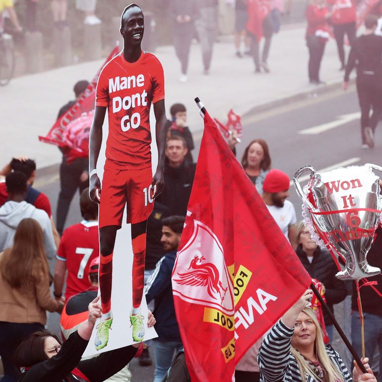 جمهور ليفربول يرفع صورة ساديو ماني ساديو ماني مع محمد صلاح