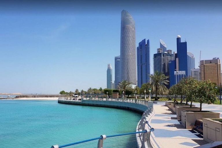 الكورنيش أحد أجمل أماكن السياحة في أبوظبي السياحة في أبوظبي.. 4 مزارات سياحية تخطف الأنظار
