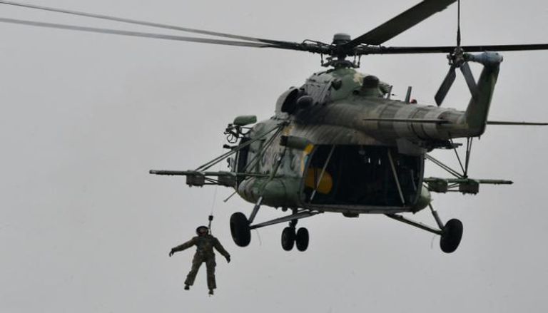 مروحية أوكرانية من طراز Mi-8 تجري تدريبًا على الإخلاء (أ ف ب)