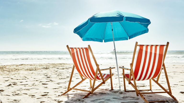 سيدة تعاني من انتفاخ المعدة - أرشيفية