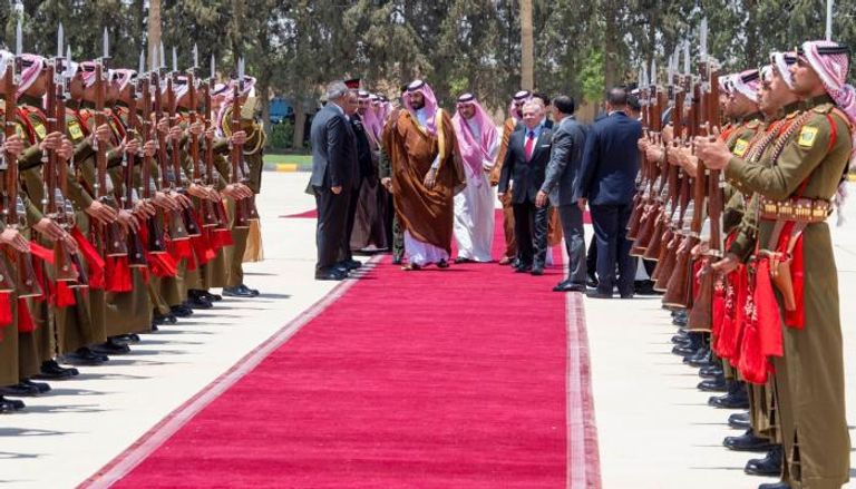 لحظة مغادرة الأمير محمد بن سلمان الأردن والملك عبدالله الثاني في وداعه