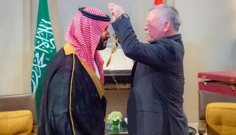 لحظة تقليد العاهل الأردني ولي عهد السعودية بقلادة الحسين