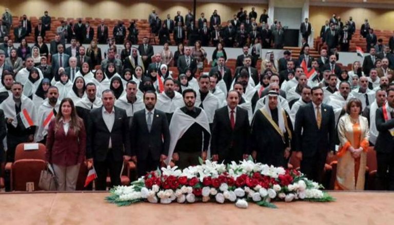 نواب التيار الصدري يرتدون الأكفان في الجلسة الأولى للبرلمان العراقي 
