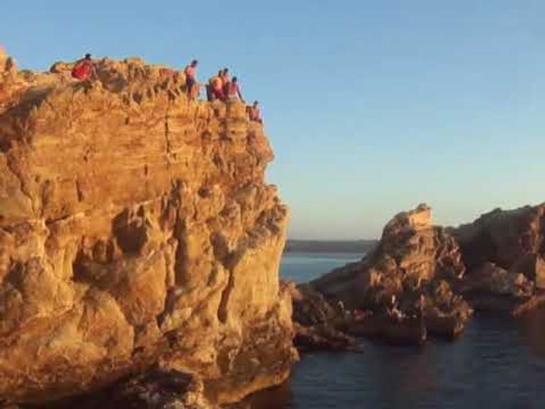 حجرة بونطاح صخرة ضخمة بحجم جزيرة في شواطئ الجزائر حجرة بونطاح صخرة ضخمة بحجم جزيرة في شواطئ الجزائر