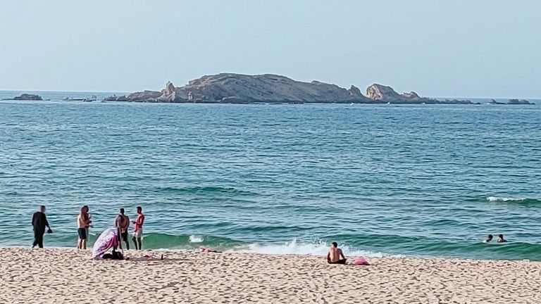 حجرة بونطاح صخرة ضخمة بحجم جزيرة في شواطئ الجزائر حجرة بونطاح صخرة ضخمة بحجم جزيرة في شواطئ الجزائر