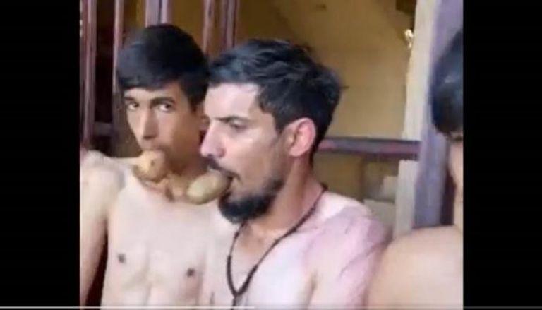 مشهد من الفيديوهات المنتشرة عن تعذيب الشبان