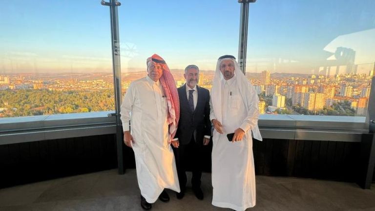 وزير المالية التركي يتوسط مسؤولين سعوديين