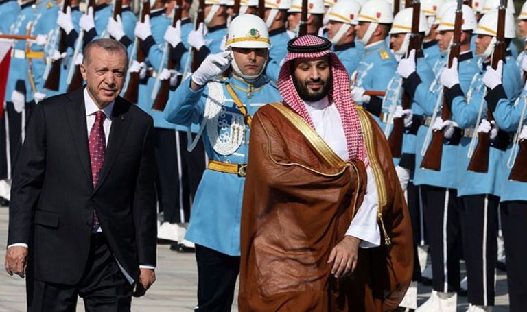 وزير المالية التركي يتوسط مسؤولين سعوديين