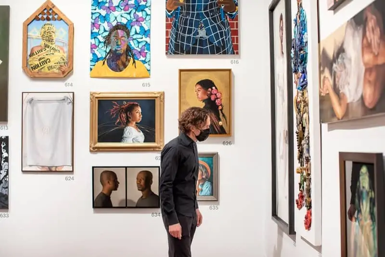 زيارة المعارض الفنية أحد أهم الأنشطة في خليج بوديجا 6 أنشطة سياحية في خليج بوديجا باي من روائع الكون