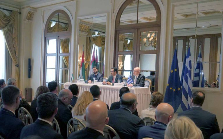 أثناء فعاليات المنتدى الدكتور سلطان بن أحمد الجابر وكيرياكوس ميتسوتاكيس