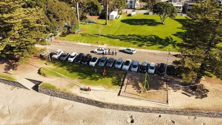 العكاز المستخدم في مطاردة مرتكب حادث نيوزيلندا