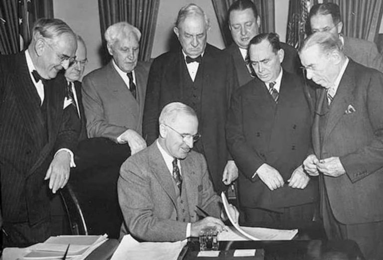 لافتة تحمل اسم خطة مارشال لإعادة إعمار أوروبا