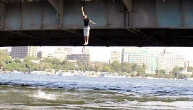 أحد الشباب ألقى بنفسه في نهر النيل