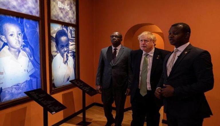 جونسون خلال زيارة النصب التذكاري للإبادة الجماعية في كيغالي- رويترز