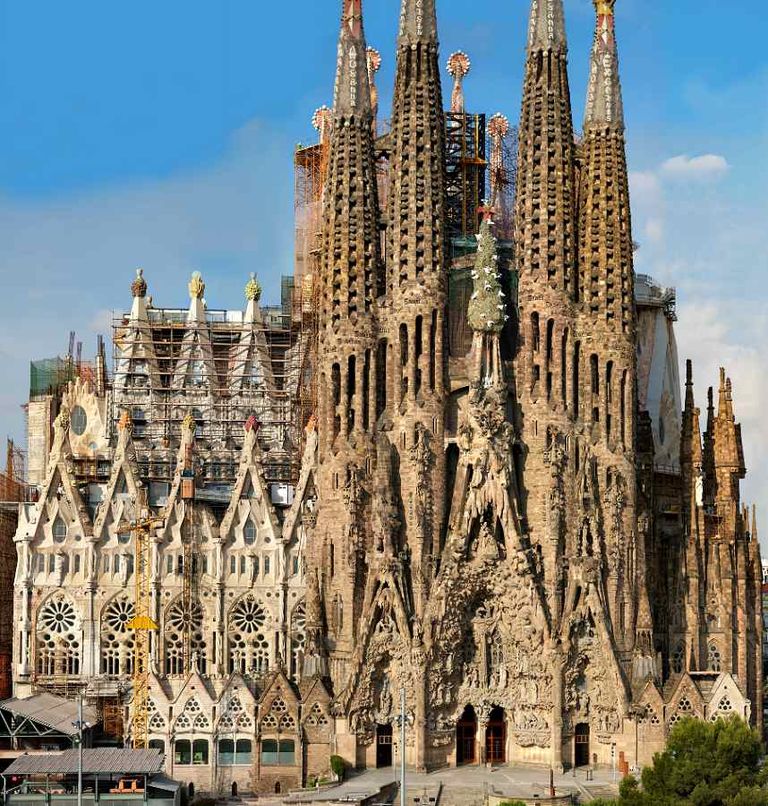 كنيسة ساجرادا فاميليا مبنى إمباير ستيت