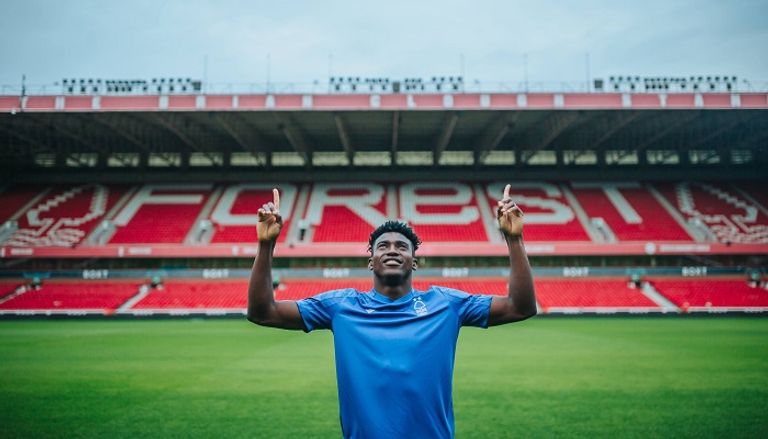 المهاجم النيجيري الدولي تايو أونيي أولى صفقات نوتنجهام فورست