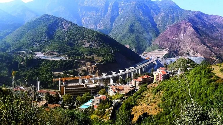 سلسلة جبال التيطري وسط الجزائر مغارة 7 رقود بمحافظة المدية الجزائرية