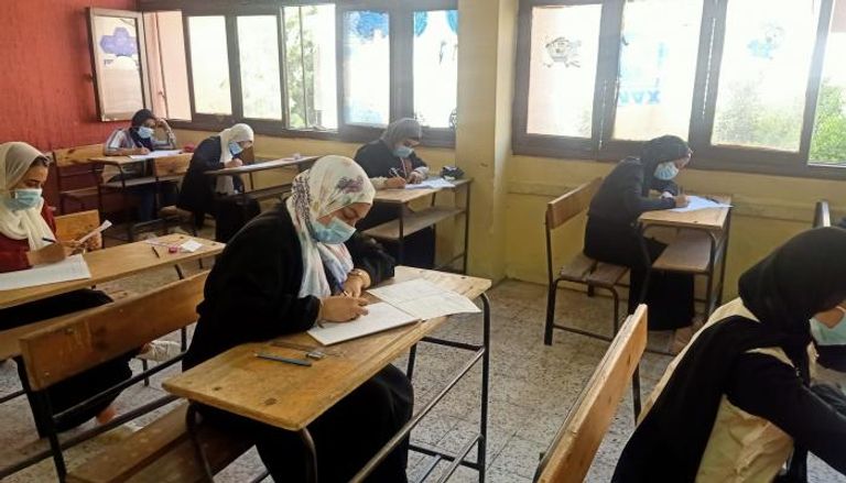 طلاب يؤدون امتحانات في مصر - أرشيفية